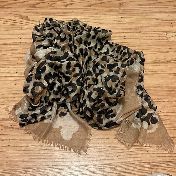 EXPRESS Cheetah Scarf - NWOT - Picture 1 of 4